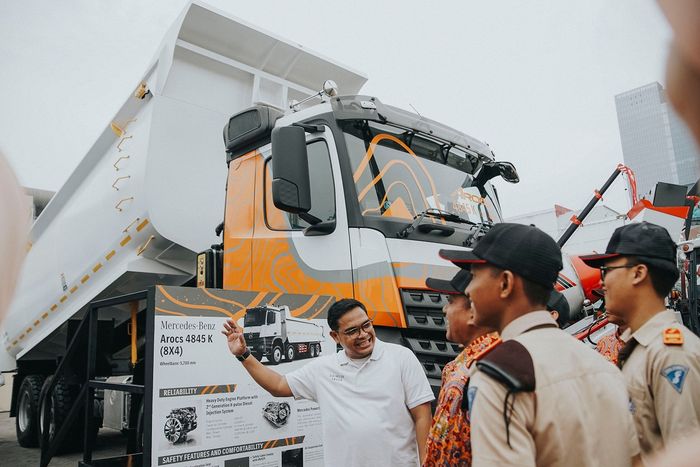 Siswa SMK Angkasa 1 Jakarta belajar produk truk Mercedes-Benz 