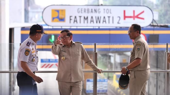 Gubernur DKI Jakarta, Pramono Anung tinjau simulasi uji coba jalur gratis di Gerbang Tol Fatmawati 2