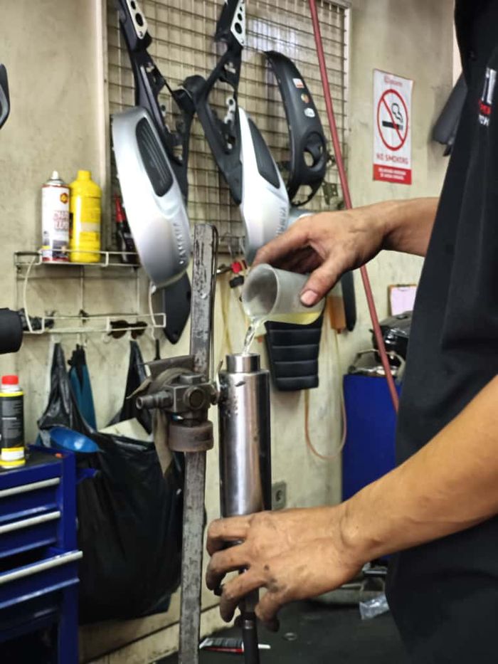 Bersihkan saluran bensin dengan motode infus