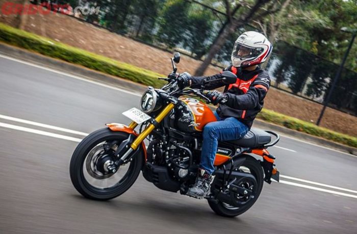 TVS Ronin sabet gelar The Best Sport Retro Modern 150-250 cc di GridOto Award 2025