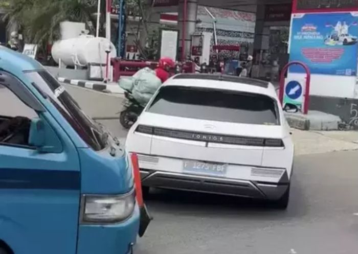 Sebuah mobil listrik Hyundai Ioniq 5 mogok di depan SPBU Jambu Dua, Bogor, Sabtu (20/9/2025) sekitar pukul 12.00 WIB.