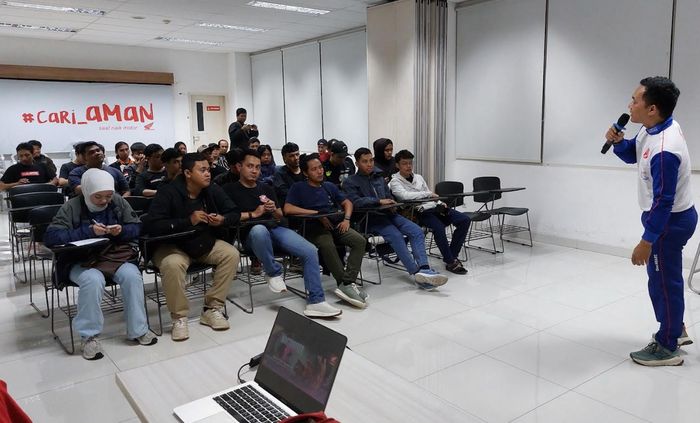 Sesi edukasi diberikan oleh instruktur Safety Riding Astra Motor Yogyakarta.