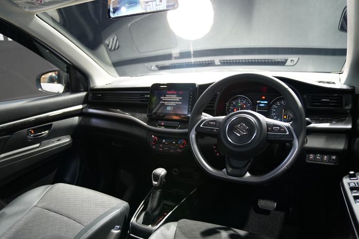 Interior Suzuki New XL7 Hybrid Alpha Kuro