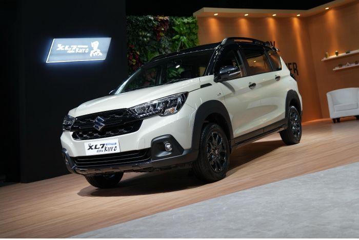 Suzuki New XL7 Hybrid Alpha Kuro 