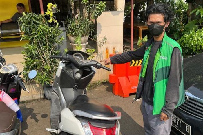 Ahmad Robiansyah (26), seorang pengendara ojek online yang berhasil melacak dan menangkap pelaku maling Yamaha NMAX miliknya memakai GPS