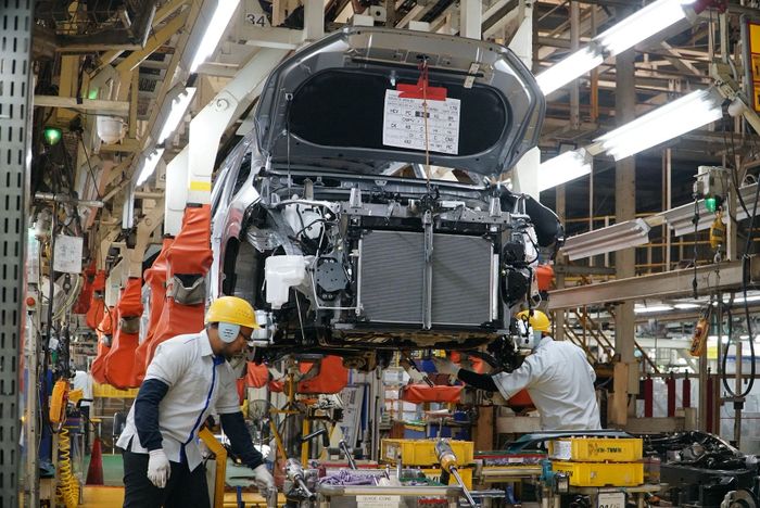 Work station tempat perkawinan mesin dan bodi Innova Zenix, Reborn, dan Fortuner di Plant 1 Karawang