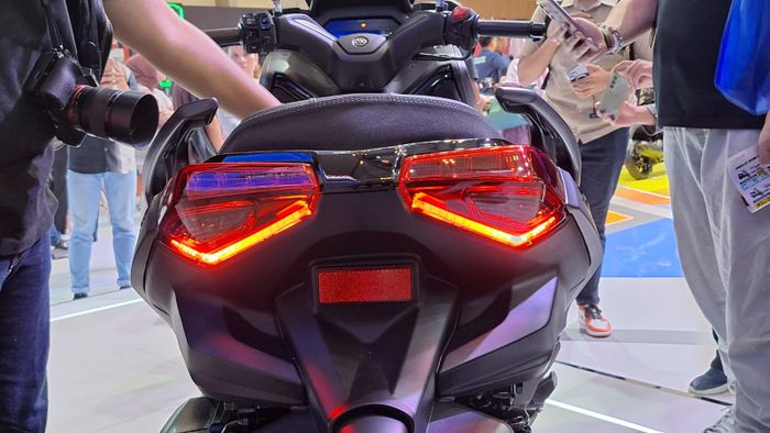 Emergency stop signal pada Yamaha XMAX Techmax terbaru 
