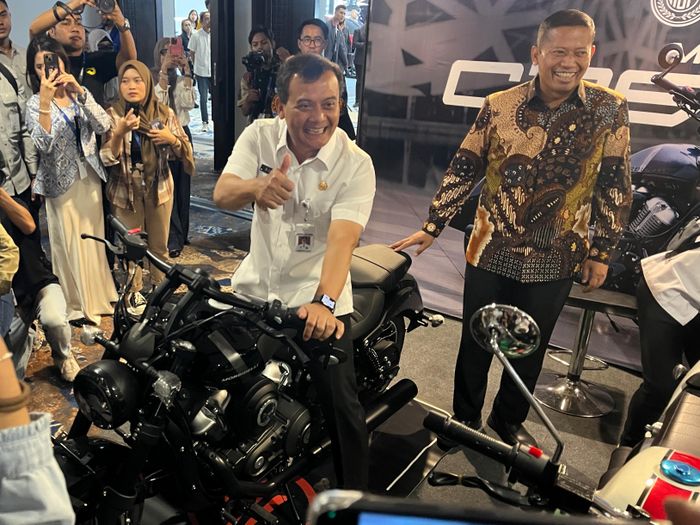 Gubernur Jawa Tengah Komjen Pol (Purn) Drs. Ahmad Luthfi, S.H., S.St.M.K. di salah satu line up dari peserta baru di GIIAS Semarang 2025, Morbidelli C252V