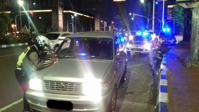 Polisi menindak tilang Toyota Kijang Kapsul yang memakai lampu strobo