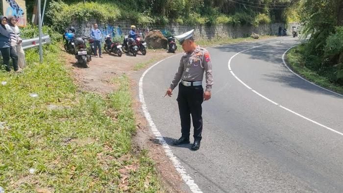 Polisi tunjukan titik lokasi Harley-Davidson Electra Glide B 3314 BYX terjun ke jurang di Jalan Tembus Plaosan - Cemorosewu, Sarangan, Plaosan, Kabupaten Magetan, Jawa Timur, (24/9/25).