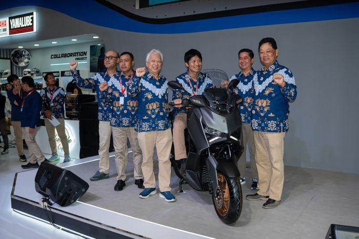 Jajaran petinggi PT Yamaha Indonesia Motor Mfg saat peluncuran Yamaha XMAX Connected TechMAX 2025 di IMOS 2025