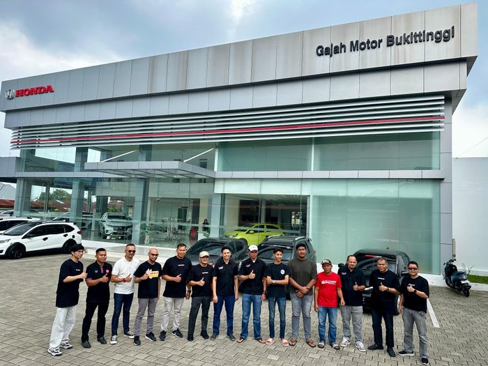 Anggota komunitas mobil Honda berkumpul di Honda Gajah Motor Bukittinggi, kota Padang, Sumatera Barat pada acara Honda Culture Indonesia Vol.2