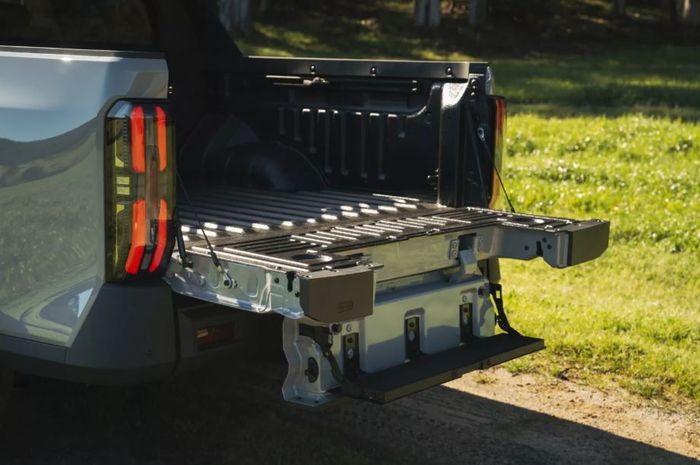 pintu bak belakang otomatis MGU9 memiliki tangga dan cup holder