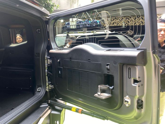 Pintu bagasi Jetour T2 punya fungsi soft close dan punya cupholder.