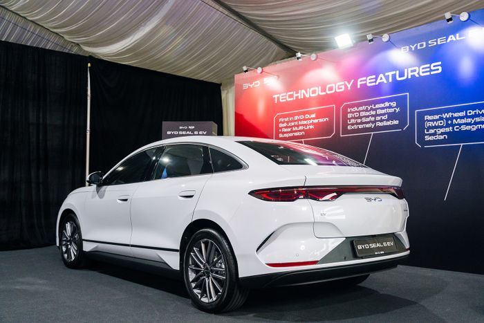 BYD Seal 6 EV hadir dalam dua varian.