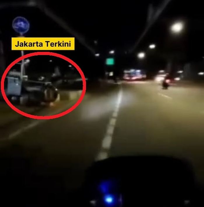 Dalam lingkaran merah, lapak oknum tambal ban yang menebar ranjau paku di Jl DI Panjaitan, Jakarta Timur