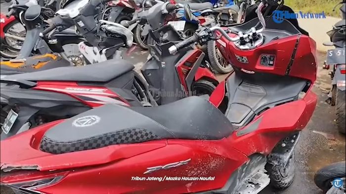 Kondisi Honda PCX yang menabrak pembatas di proyek penerangan jalan di Pati