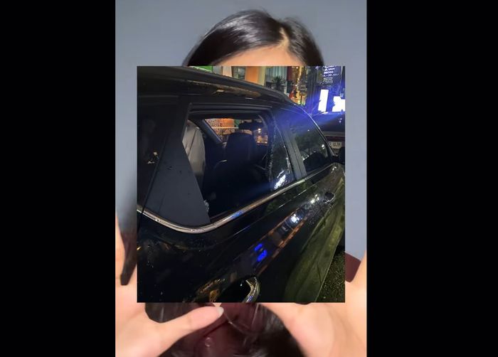 Tasya (21) mahasiswi semester akhir yang menunjukan kaca belakang kanan mobilnya pecah dibobol maling saat makan di resto Jl Margonda Raya, Depok