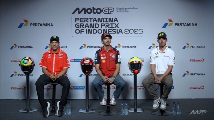 Franco Morbidelli (Pertamina Enduro VR46), Francesco Bagnaia (Ducati Lenovo), dan Joan Mir (Honda HRC Castrol), dalam konferensi pers MotoGP Indonesia 2025 di Sirkuit Mandalika, Lombok, Nusa Tenggara Barat, Kamis (2/10/2025).