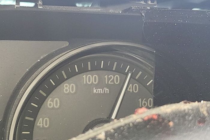 Jarum speedometer berhenti di angka 130 km/jam