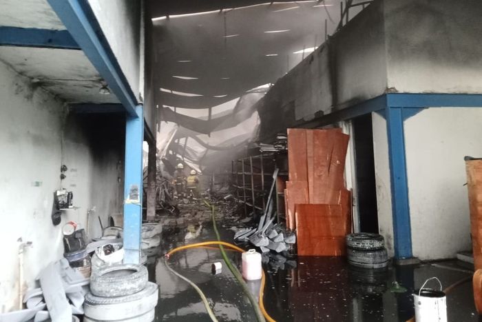 Kondisi di lorong gudang aksesori mobil yang terbakar di Jl Mangga Ubi No.6, Kapuk, Jakarta Barat