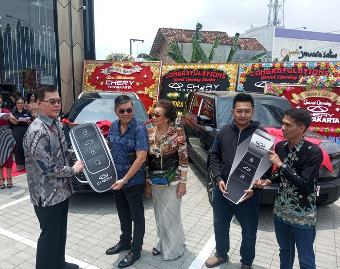 Penyerahan unit Chery ke konsumen secara simbolis