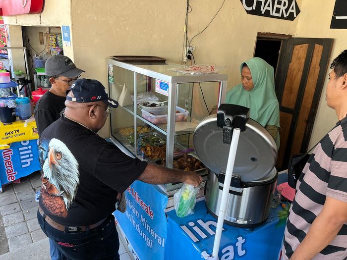 Salah satu pelaku UMKM yang berjualan di gelaran MotoGP Mandalika 2025