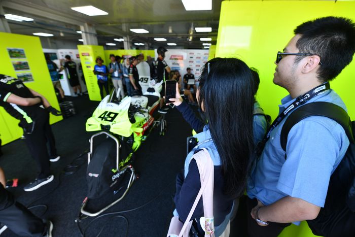 Keseruan para mahasiswa yang melihat langsung persiapan tim balap di gelaran motoGP Indonesia 2025