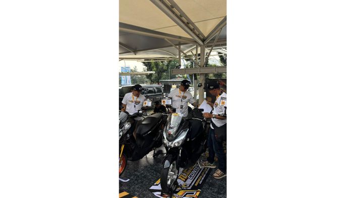 Yamaha menghadirkan juri Aant Otomotif, Rifki Nakano, Dimas Popo, dan juri modifikator lokal Purnama Glanets.