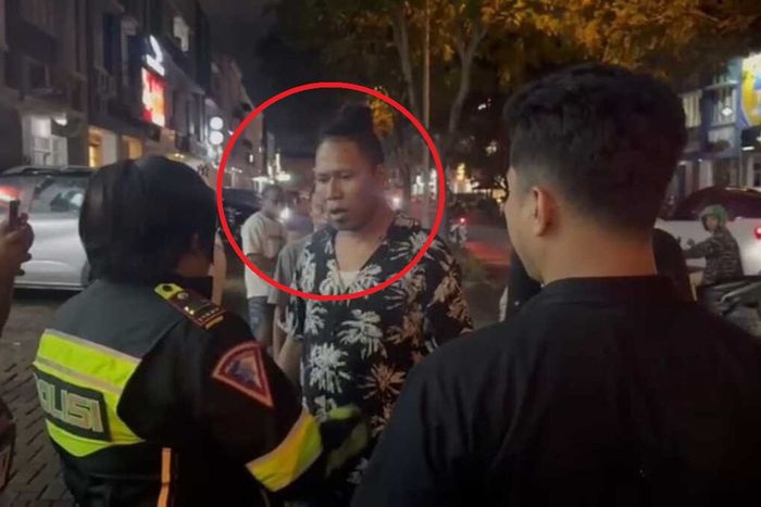 Dalam lingkaran merah, debt collector inisial L yang memaki dan menantang Polisi wanita saat hendak tarik Daihatsu Sigra di depan ruko Neo Arcade, Pakulonan Barat, Kelapa Dua, kabupaten Tangerang, (2/10/25).