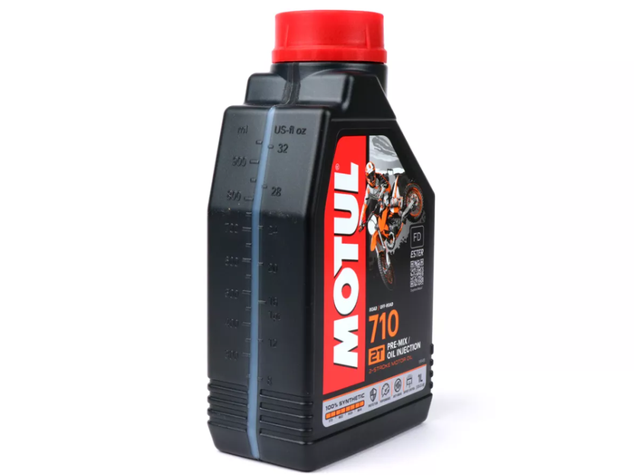 Oli Motul 710 2T merupakan oli samping motor 2-tak full synthetic dengan ester