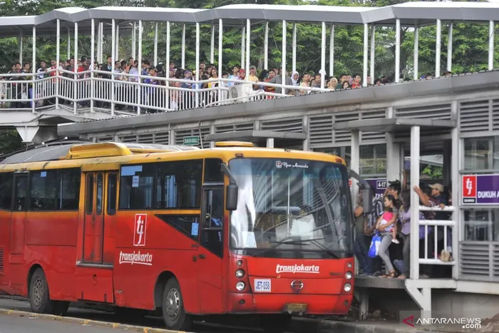 Bus TransJakarta saat berhenti di halte Dukuh Atas, Jakarta di tahun 2013