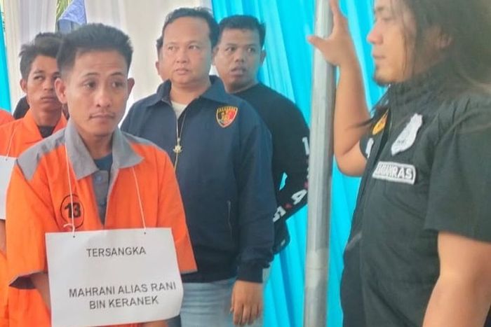 Mahrani alais Rani (34) tega menembak temannya sendiri bernama Karya (40) karena dipermalukan saat pinjam uang Rp 100 ribu