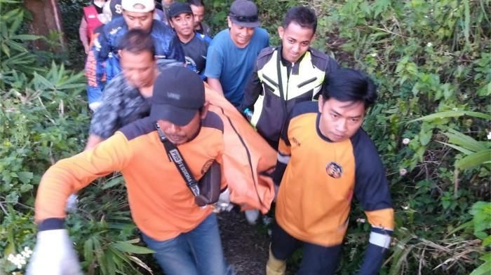 Tim gabungan dan warga evakuasi korban tewas kecelakaan Toyota Kijang Innova Reborn koprol ke jurang sedalam 30 meter di jalur Cangar-Pacet, Mojokerto, Jawa Timur