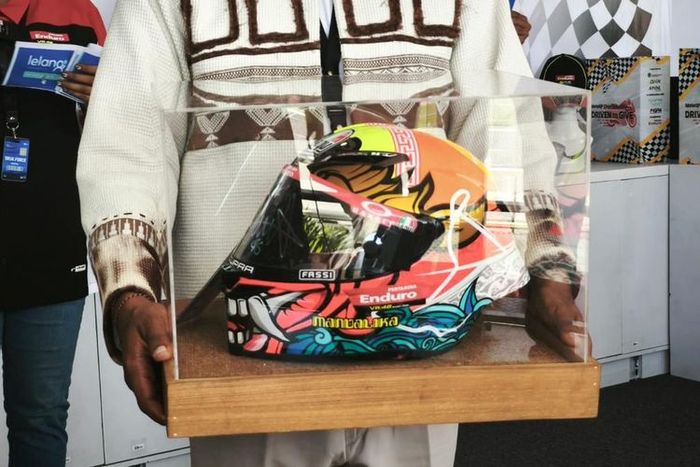 Helm AGV hasil desain Jhony Prasetyo dan ditanda tangani Valentino Rossi laku dilelang Rp 15 juta
