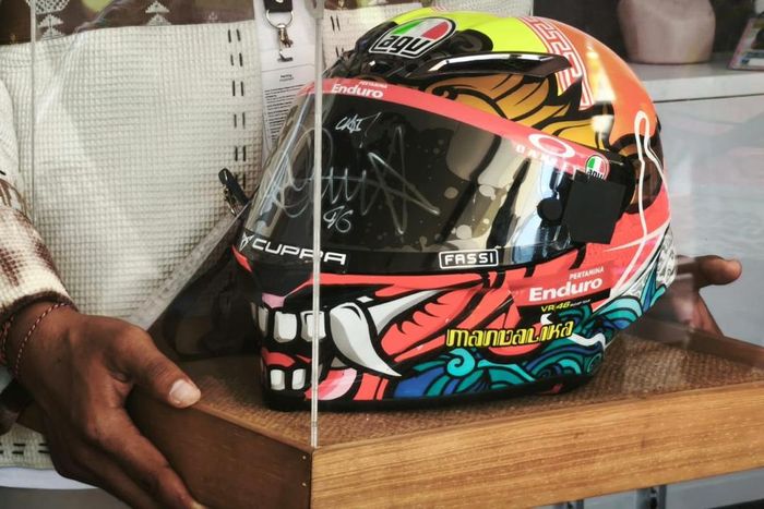 Helm AGV bertanda tangan Valentino Rossi yang desainnya dibuat orang Indonesia, Jhony Prasetyo laku dilelang Rp 15 juta