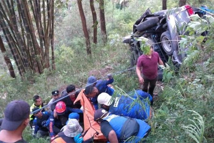 Evakuasi korban tewas dalam kecelakaan tunggal Toyota Kijang Innova Reborn masuk jurang 30 meter di jalur Cangar-Pacet, Mojokerto