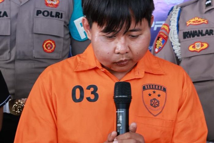 Dede Maulana (33), pelaku perampokan dengan pembunuhan sadis terhadap ibu rumah tangga bernama Nindia Novrin (38) di Jl Ria Graphic, RT 22, Talang Bakung, Paal Merah, kota Jambi, Jambi.
