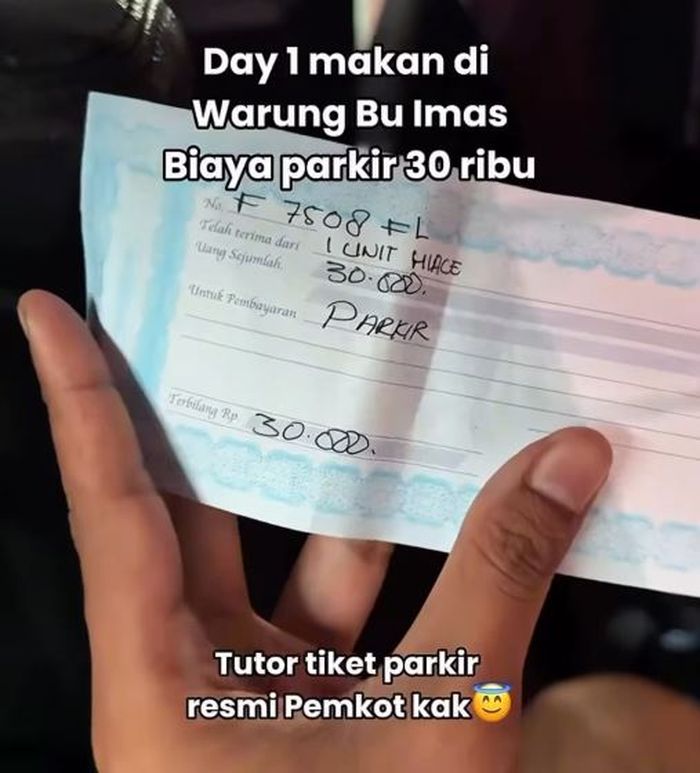 Tak ada tiket, juru parkir di warung makan Bu Imas kota Bandung, Jawa Barat beri kuitansi bertuliskan Rp 30.000