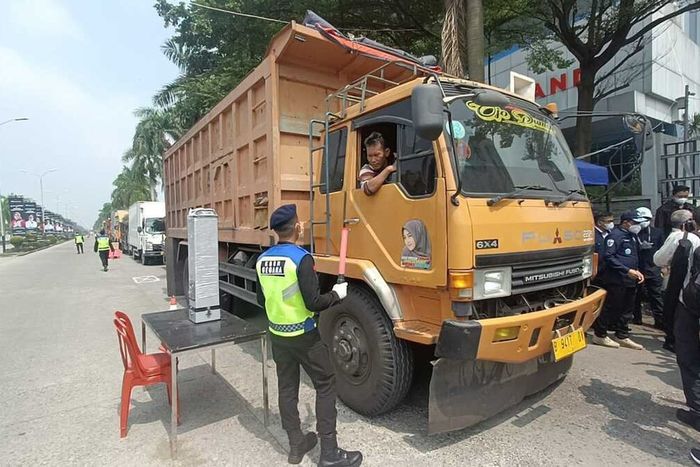 Tim Gegana Brimob Polri screening truk yang akan keluar dari kawasan Industri Cikande, Serang, Banten, deteksi paparan radiasi radioaktif Cesium-137