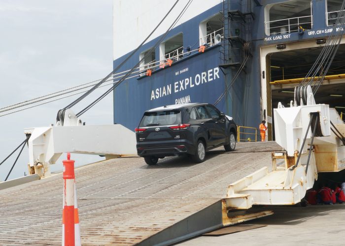 Toyota Kijang Innova Zenix kirim menggunakan kapal laut ke negara tujuan ekspor