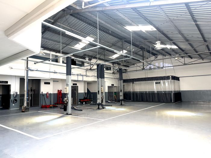 Ada area servis untuk perwatan mobil konsumen