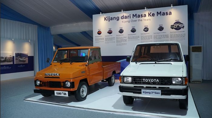 Toyota Kijang generasi ketiga (kanan) alias &quot;Kijang Super&quot;