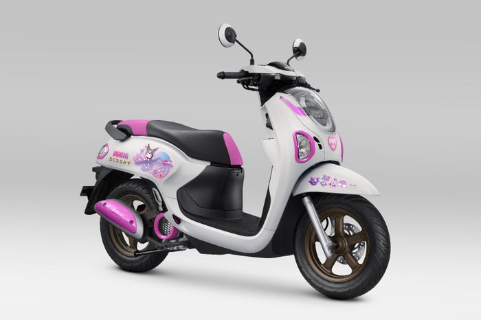 Scoopy Kuromi dengan warna dasar Prestige White