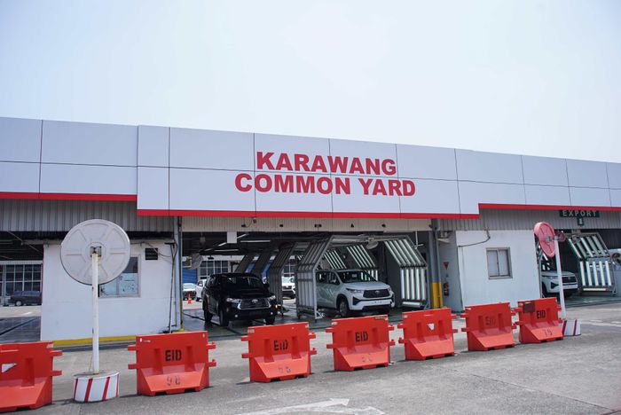 Toyota Kijang Innova Reborn dan Innova Zenix di common yard pabrik TMMIN