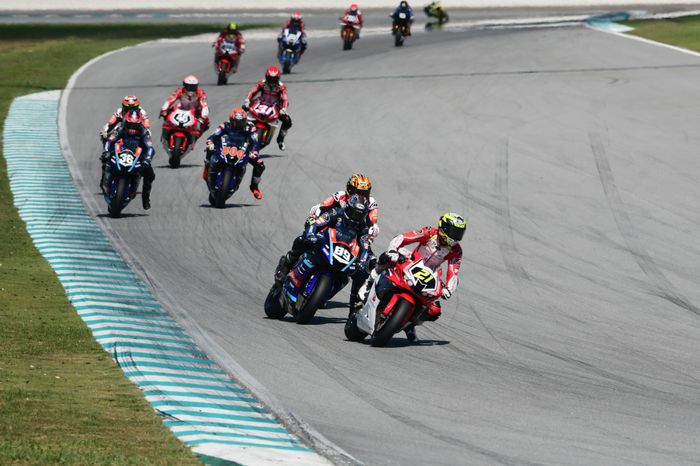 Pembalap AHRT, M. Adenanta Putra di kelas Supersport 600 (SS600) ARRC 2025 seri Kelima di Sirkuit Sepang, Malaysia