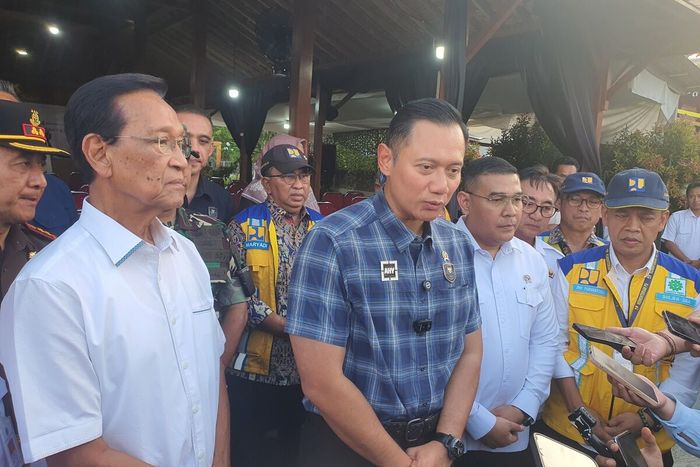 Gubernur Daerah Istimewa Yogyakarta, Sri Sultan Hamengkubuwono X mendampingi Menteri Koordinator Bidang Infrastruktur dan Pembangunan Kewilayahan, Agus Harimurti Yudhoyono (AHY) di Karangmojo, Kabupaten Gunungkidul