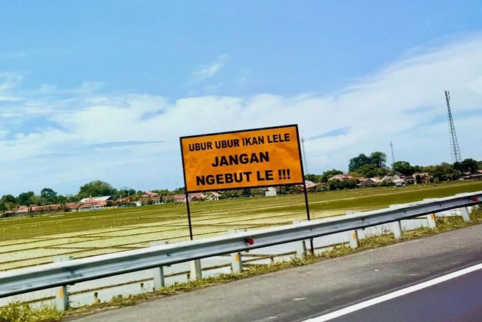 Rambu lalu lintas dengan kalimat lucu di tol Trans Jawa sekitar Pemalang-Batang-Pekalongan
