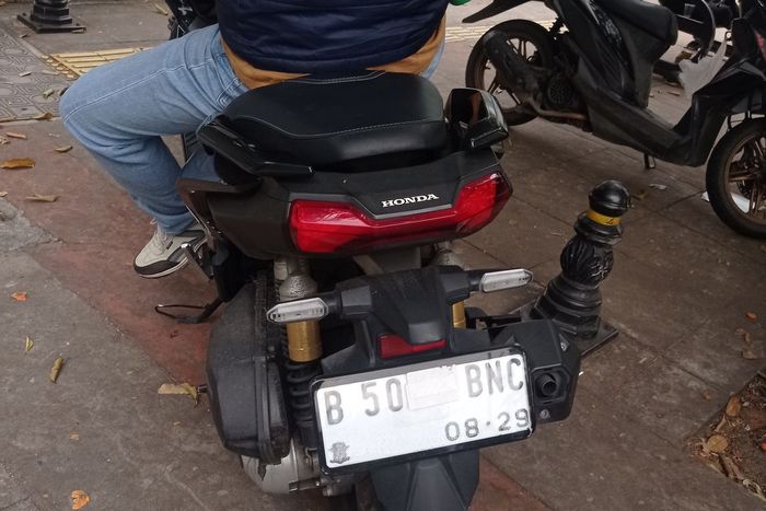 Pemilik Honda ADV 150 sengaja menutup pelat nomor belakang menggunakan lakban untuk hindari ETLE salah sasaran
