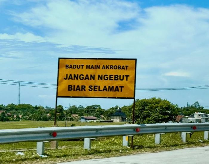 Kalimat lucu yang menjadi rambu peringatan di tol Trans Jawa sekitar Pemalang-Batang-Pekalongan